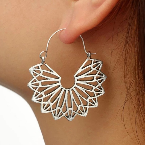 🌺Openwork Triangle Semicircular hoop Earring - Picture 6 of 16